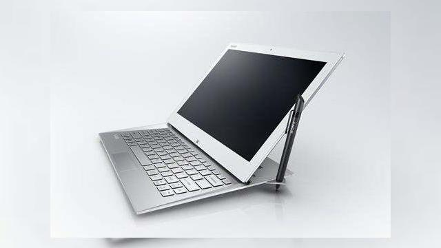 <b>Sony prezintă noul laptop hibrid VAIO Duo 13, cu tastatura glisantă</b>în vreme ce ASUS și Acer au prezentat tablete foarte interesante la Computex 2013, Sony iese în evidență astăzi printr-un laptop hibrid din seria Vaio Duo. E vorba despre modelul Sony Vaio Duo 13, prezent în imaginea de mai jos. Terminalul...