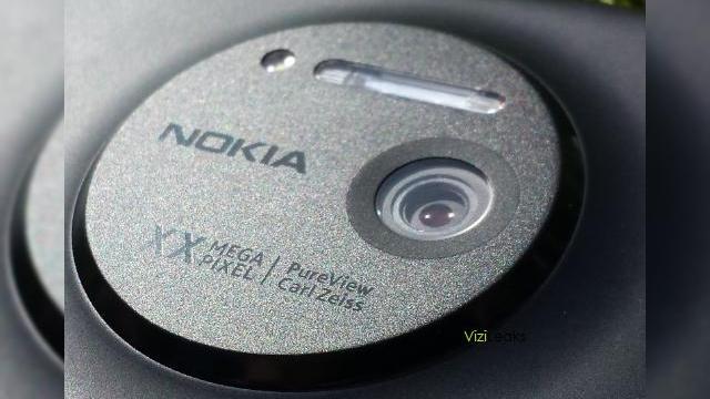 <b>Nokia EOS, telefonul Windows Phone cu cameră de 41 MP Își face apariția Într-o serie de imagini detaliate</b>Următorul flagship Lumia de la Nokia ar putea fi modelul EOS, despre care am auzit vorbindu-se de câteva ori până acum. E vorba despre un smartphone cu cameră&nbsp;de 41 de megapixeli, pe care îl vedem într-o serie de imagini ce au ajuns pe web...