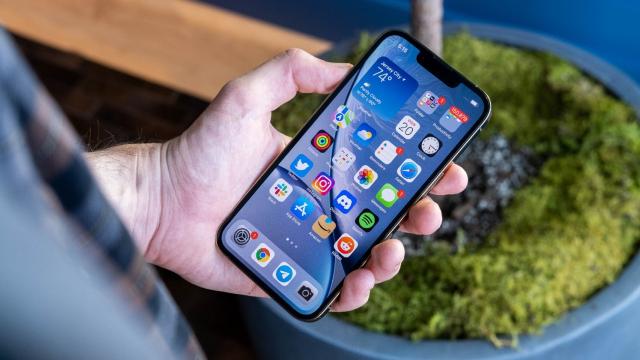 <b>iPhone 13 Pro Max primește premiul pentru cel mai bun ecran de pe piață; Iată unde excelează conform DisplayMate</b>În acest an noile Pro-uri din seria iPhone 13 sosesc cu un nou display, ProMotion, cu refresh rate de 120Hz (adaptiv). Cei de la DisplayMate au analizat în detaliu noul panou, realizând teste complexe în laboratoarele lor. Se pare că iPhone 13 Pro Max