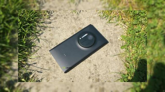 <b>Nokia EOS primește un mini review hands on și un scurt demo video pentru zoom optic (Video)</b>Nokia EOS a fost subiectul zilei de ieri, după o avalanșă de fotografii cu acest terminal, care au ajuns pe web, spre stupoarea multora. Handsetul păstrează în zona frontală Fabula Design al seriei Lumia, dar în spate arăta ușor diferit,...