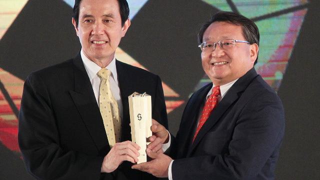 <b>HTC One premiat la Computex 2013 drept cel mai bun terminal al anului</b>După premiul acordat de o autoritate britanică săptămâna trecută, HTC One mai primește o distincție, de această dată în cadrul Computex 2013. Seria de conferințe și evenimente de săptămâna trecută a inclus și o decernare de premiu pentru...
