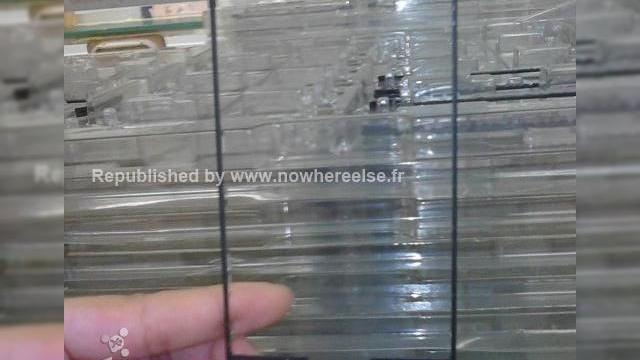 <b>Posibilă ramă de iPhone 5S fotografiată la o fabrică Foxconn</b>Azi e ziua cea mare a lui WWDC 2013, dar șansele să vedem un nou iPhone sau iPad astăzi sunt infime. în schimb, ne pregătim pentru lansarea handsetului Apple cândva la toamnă, iar până atunci analizăm cu atenție scurgeri de informații și...