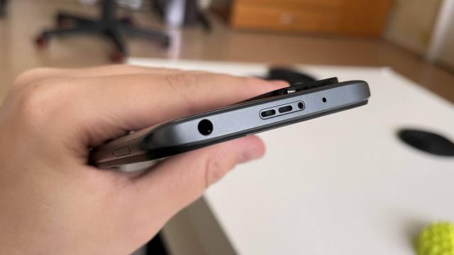 <b>Redmi 10: Acustică stereo bogată cu difuzoare "reale", separate de earpiece-ul pentru convorbiri</b>Un alt upgrade pe care Redmi 10 îl aduce față de predecesor este întâlnit în zona de acustică, astfel că de această dată suntem întâmpinați de o pereche de difuzoare stereo, difuzoare "pe bune", separate de earpiece-ul pentru