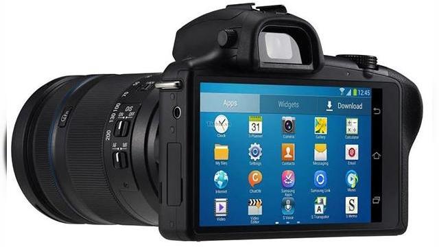 <b>Samsung Galaxy NX aka Galaxy Camera 2 apare În primele imagini de presă</b>Se pare că Samsung Galaxy S4 Zoom nu a fost de ajuns și producătorul sud-coreean pregătește acum și camere mai performante cu Android la bord. Un exemplu este terminalul prezentat în imaginile de mai jos, Galaxy NX. &nbsp; Acest model, cunoscut și...