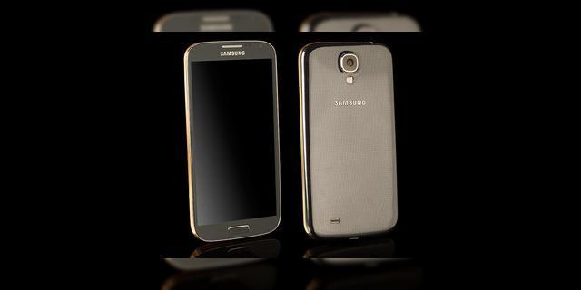 <b>Samsung Galaxy S4 de Lux, Împodobit acum cu aur și diamante!</b>Samsung lansează telefoane ultrarezistente, terminale cu preț mic, modele midrange, cameraphone-uri și iată că avem și un handset de lux de la compania asiatică. E vorba despre o versiune personalizată a lui Galaxy S4, care a devenit o bijuterie...