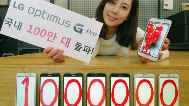 <b>Vânzările lui LG Optimus G Pro depășesc 1 milion de unități În țara de baștină</b>Cu vânzări zilnice de peste 8000 de unități și un total de 1 milion de unități, LG Optimus G Pro se dovedește a fi un phablet hit în țara sa de baștină, Coreea de Sud. Evident, între timp seria Galaxy Note a atins zeci de milioane de...