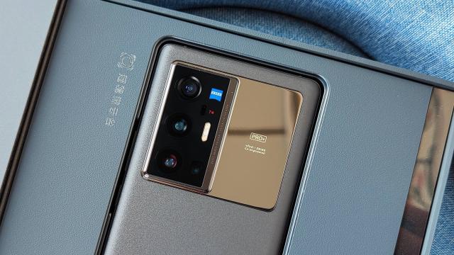 <b>Zvonurile indică faptul că vivo X80 va sosi cu procesor de 4 nm Dimensity 2000 şi o cameră de 50 MP cu stabilizare pe 5 axe</b>Nici nu s-a lansat bine în Europa seria vivo X70 şi deja se discută despre vivo X80. Azi au apărut primele informaţii despre viitoarele terminale de top de la Vivo, unele care vin după modele ce au avut stabilizare cu gimba