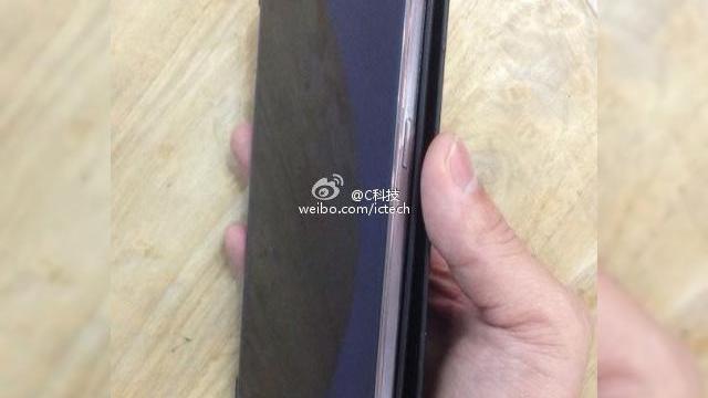 <b>Cea mai nouă imagine cu Samsung Galaxy Note III ne arată profilul său</b>Samsung Galaxy Note III și-a făcut deja apariția pe web de câteva ori, dar niciodată îndeajuns pentru cei pasionați de terminale de ultimă oră. Mai jos vedeți o nouă imagine cu phabletul de nouă generație, iar apoi și două imagini mai...