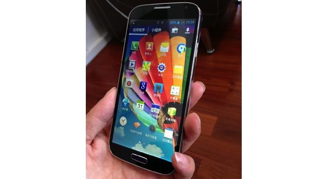 <b>No. 1 S6, o clonă de Galaxy S4 care vine cu suport pentru control prin gesturi (Video)</b>Dacă nu ne surprinde să vedem o clonă de Galaxy S4 din China, ne surprinde în schimb faptul că acest terminal vine cu suport pentru gesturile de pe S4. Modelul poartă numele de No. 1 S6 și poate fi admirat mai jos. &nbsp; Observați și în clipul...