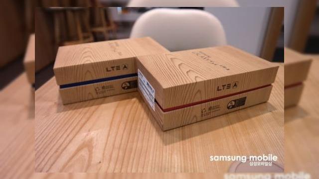 <b>Samsung Galaxy S4 versiunea cu Snapdragon 800 și LTE-A există; Scoasă din cutie În fața camerei!</b>Se pare că Samsung Galaxy S4 în versiunea upgradata cu procesor Snadpragon 800 nu numai că există, ci a primit un unboxing în Coreea de Sud. Acest model suporta și noul tip de conectivitate LTE-Advanced, care atinge viteze de download de 150 Mbps....