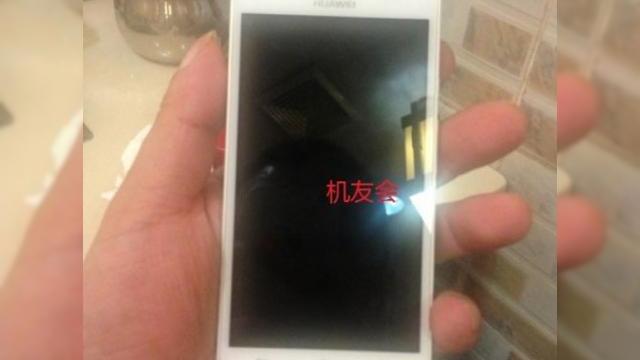 <b>Huawei Honor 3 Își face apariția În imagini; Huawei produce și modele din gama midrange</b>Huawei s-a remarcat în ultimele zile prin declarații războinice ale CEO-ului, care a luat la ținta pe Apple și vrea să ajungă mai sus decât gigantul din Cupertino. Ei bine, iată că după modelul Ascend P6, compania ne oferă și un terminal ceva...