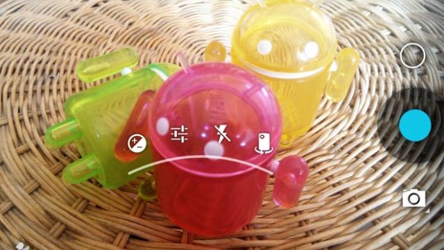 <b>Iată cum poți descărca noua aplicație cameră de pe telefoanele Google Edition</b>După cum probabil știți deja, ieri au fost lansate telefoanele Google Edition Samsung Galaxy S4 și HTC One, iar ele aduc și câteva aspecte software neimaîntâlnite pe alte terminale Android. Deja acestea au fost extrase de pe handseturi și postate...