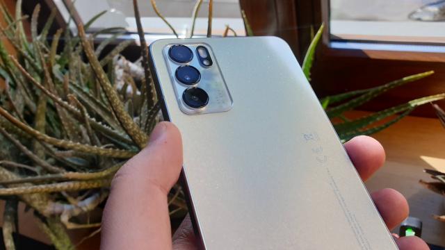 <b>Pentru români camera este mai importantă decât bateria pe un smartphone (Studiu OPPO)</b>Un studiu interesant realizat de către OPPO ne arată care sunt trendurile în rândul utilizatorilor români când vine vorba de funcţii importante ale unui smartphone. Aflăm spre exemplu că 62% dintre români sunt cel mai interesaţi 