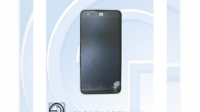 <b>ZTE Geek, un nou telefon cu procesor Intel Atom Clover Trail+ e gata de lansare</b>ZTE Geek a fost anunțat în luna aprilie, drept primul handset ZTE cu procesorul Intel Atom Z2580 Clover Trail+. Ei bine, acum aflăm că acest smartphone a fost aprobat de către autoritățile din China și e în sfârșit gata de lansare. &nbsp;...