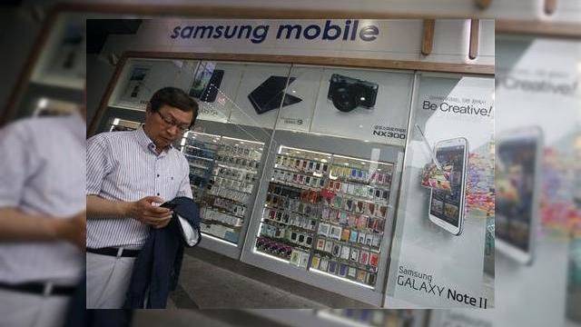 <b>Samsung Înregistrează venituri mai slabe decât estimările pentru trimestrul 2; Probleme pe piața smartphone?</b>Cu câteva zile în urma aflam că îngrijorarea analiștilor cu privire la Samsung crește, mai ales că producătorul asiatic ar fi pierdut peste 20 de miliarde din valoarea sa luna trecută. Ei bine, acum aflăm că trimestrul 2 a fost unul al...