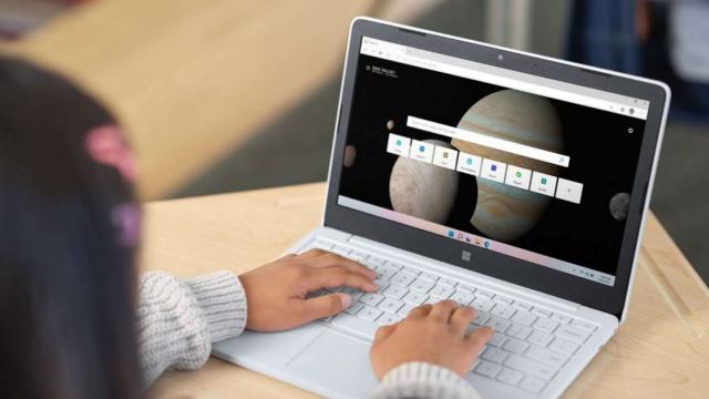 <b>Microsoft prezintă Surface Laptop SE şi Windows 11 SE, produse pentru educaţie şi instituţii de învăţământ</b>Microsoft a ţinut astăzi un eveniment axat pe educaţie, în cadrul căruia a debutat Windows 11 SE, dar şi propriul său laptop destinat elevilor şi studenţilor, Surface Laptop SE. Acesta costă doar 249 de dolari şi e clar gândit să concureze cu