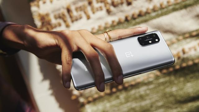 <b>Telefoanele OnePlus primesc reduceri importante de Black Friday la eMAG: OnePlus 9 Pro, OnePlus 8T la ofertă</b>Se pare că reducerile la telefoanele OnePlus se aplică şi pe eMAG nu doar pe site-ul companiei în acest and de Black Friday. Aflăm de la OnePlus că modele flagship că OnePlus 8T şi OnePlus 9 Pro vor avea preţuri speciale în 
