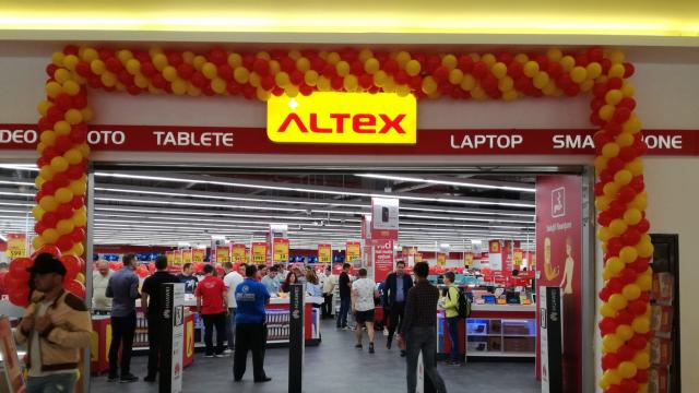 <b>Altex afirmă că ANPC a găsit prețuri neconforme la doar 44 de produse din 1000 verificate; Eroarea umană a fost corectată, iar campania de Black Friday continuă</b>Probabil știți deja că Autoritatea Națională pentru Protecția Consumatorului a anunțat o amendă de 50.000 de lei pe 9 noiembrie pentru Altex. Ca măsură complementară s-a propus chiar suspendarea temporară a activității retailerului până la încetarea