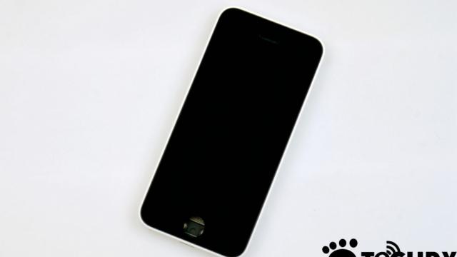 <b>iPhone-ul de buget, cu carcasa din plastic surprins În primul clip hands on (Video)</b>E una să vezi o serie de imagini neclare cu un iPhone nelansat încă și total altceva să vezi imagini de înaltă rezoluție, ba chiar și un clip hands on cu acest terminal. Ei bine, dragi cititori Mobilissimo.ro, așa arată iPhone-ul de buget, cel...