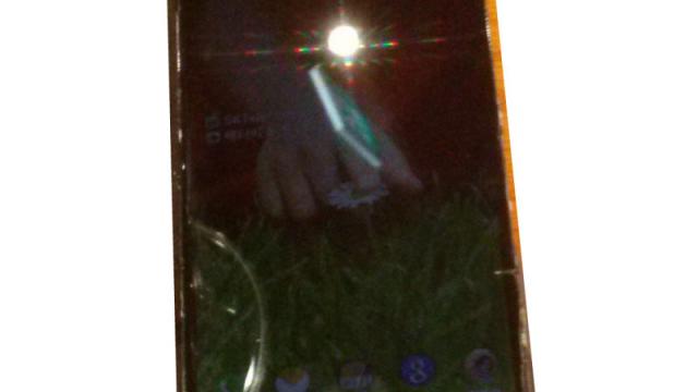 <b>LG Optimus G2 fotografiat din nou, vine cu ecran edge to edge</b>Pe LG Optimus G2 îl așteptam drept unul dintre cele mai interesante terminale ale anului, care își va asuma riscuri la capitolul design. Se vorbește despre includerea butoanelor de volum în spate și alte modificări extreme de acest gen, iar...