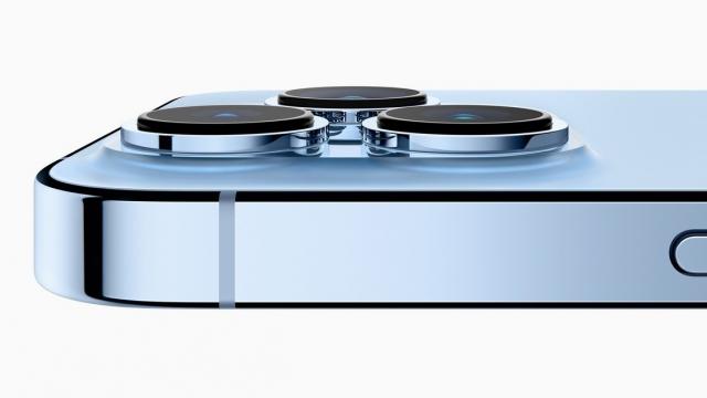 <b>iOS 15.2 aduce în sfârşit buton Macro pentru oprirea sa în aplicaţia Camera + funcţii de protecţie a minorilor</b>Unul dintre cele mai enervante aspecte ale funcţii Macro de pe iPhone 13 Pro e faptul că se activează automat şi are o tranziţie între camere care debusolează utilizatorul. Deseori ea te face să ratezi momentul oportun pentru a face captura şi nici