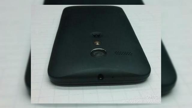 <b>Motorola X apare În una din puținele imagini care Îi prezintă spatele, În versiunea neagră</b>Motorola X a primit săptămâna trecută un teaser în revistele din SUA, pentru că în această săptămână să îi vedem panoul frontal și alte elemente de design pe web. Astăzi e una dintre puținele dăți când reușim să îi vedem și partea...