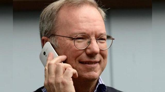 <b>Motorola X Își face apariția În mâinile lui Eric Schmidt, aduce cu HTC One</b>Moto X a apărut destul de des pe Internet în ultima săptămâna, fie sub formă de carcase colorate, fie panouri frontale sau chiar spatele terminalului. Astăzi vedem handsetul în mână lui Eric Schmidt, director Google, care ne oferă o...