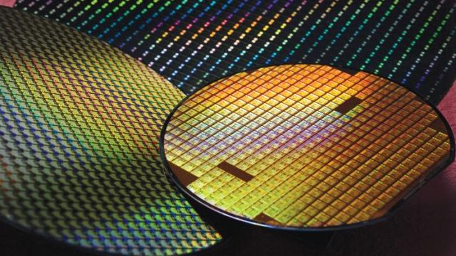 <b>Procesoarele pe arhitectura ARM de 20nm cu 30% mai rapide; Împing limitele la 3GHz</b>http://stiri-telefoane.mobilissimo.ro/tag/TSMCFirmele care produc semiconductori, precum&nbsp;TSMC&nbsp;sau&nbsp;Globalfoundries, vor avea primele produse bazate pe arhitectură de&nbsp;20nm&nbsp;în 2014. Acest lucru va duce la lansarea de procesoare ARM...