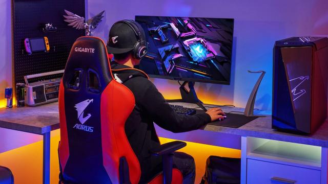 <b>Turul Magazinelor #1025: Decoraţiuni de Crăciun, căni/filtru pentru apa de la robinet şi scaune de gaming cu reducere</b>Cu ore înainte de mini vacanţă de 1 decembrie şi Sfântul Andrei ne punem pe cumpărături sau ne creăm wishlist-uri. În curând începe luna decembrie, luna cadourilor şi în acest Tur al Magazinelor, episodul 1025 am inclus şi produse tematice