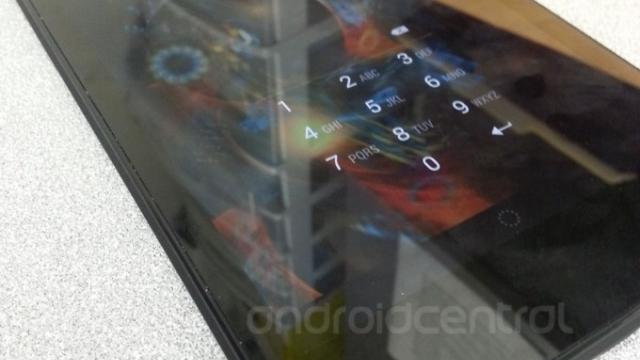 <b>Nexus 7 2 apare În primele imagini hands on și un clip pe măsură; Ar putea veni cu 4 GB RAM! (Video)</b>După ce am aflat posibile prețuri pentru Nexus 7 2 și am văzut câteva specificații și benchmark-uri, a venit și momentul să aflăm în sfârșit cum arată acest terminal. Ceea ce vedeți mai jos este o serie de imagini cu nouă tableta,...