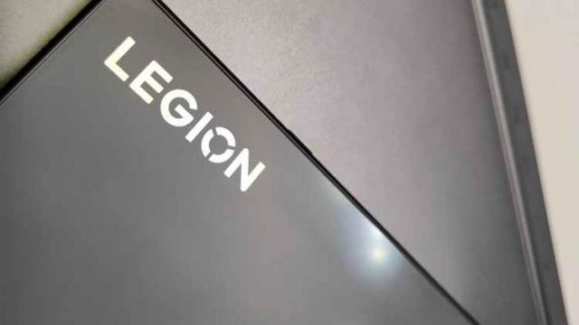 <b>Lenovo Legion Pad este o tabletă de gaming cu ecran mic, care a primit un teaser de la oficialii Lenovo</b>Lenovo nu se mulţumeşte doar cu telefoanele de gaming Legion Duo/Duel, ci are de gând să exploreze şi rar atacatul segment al tabletelor de gaming. Oficialii companiei au postat pe web fotografii cu Lenovo Legion Pad