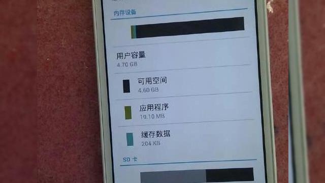 <b>Huawei Glory 3 fotografiat În noi imagini hands on</b>Huawei Glory 3 nu este vreun telefon super high end, ci mai degrabă un rival al terminalelor din seria LG Optimus L, dacă vreți. Ei bine Glory 3 a ajuns astăzi pe web printr-o scăpare, care s-a soldat cu imaginea hands on the mai jos. &nbsp;...
