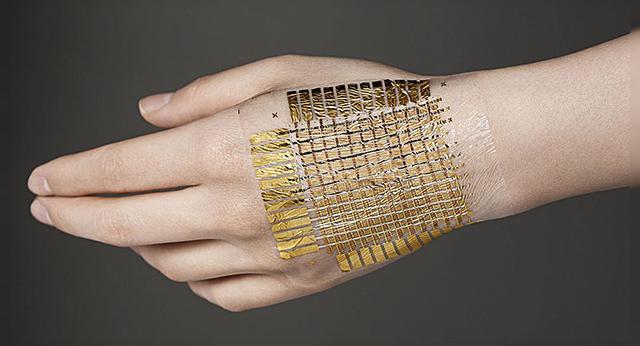 <b>Următorul pas În evoluția tehnologiei gadgeturilor portabile: pielea electronică (Video)</b>Nu mai este de ajuns să porți la încheietura un gadget sau să îl porți la ochi precum Google Glass. Următorul pas îl reprezintă gadgeturile implantabile sau cele care se lipesc de piele. Un început ar fi chiar e-pielea, o tehnologie de "e-skin...