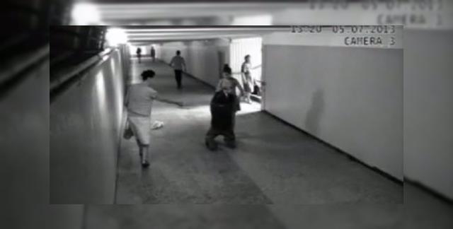 <b>Despre furtul unui telefon mobil, cum să reacționăm și cum anticipăm problema (Editorial)</b>â€‹Avem un video foarte elocvent mai jos, în care vedem cum unei tinere i se fură telefonul mobil și apoi reacția sa promptă, cu o mică mostră de karate. Evident, nu suntem toți atât de bine pregătiți să ne apărăm, astfel încât aici...