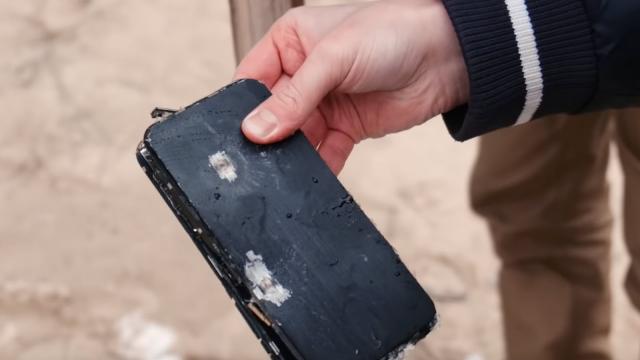 <b>iPhone-ul antiglonţ e real! Caviar a lansat iPhone 13 Stealth 2.0; Din ce material e realizat?</b>Brandul rusesc Caviar continuă să surprindă şi atunci când nu învăluie telefoane şi tablete în aur şi diamante (sau fabricate din resturi de Tesla)... le face antiglonţ. În 2020 ne-a prezentat un iPhone 12 fără module foto în faţă 