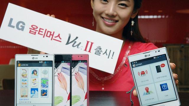 <b>Phabletul LG Vu 3 se pregătește de debut, Îl așteaptă pe Note III?</b>E interesant că LG așteaptă mereu o mutare de la rivalul Samsung pentru a lansa un nou produs. Acum când ne pregătim de debutul lui Galaxy Note III, aflăm că și LG pregătește un nou phablet, modelul Vu 3. &nbsp; &nbsp; Primele două terminale Vu...
