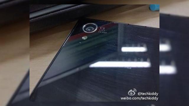 <b>Noi imagini cu Sony Honami, prim plan cu camera sa de 20 de megapixeli!</b>Dacă LG G2 are ca data de lansare săptămâna viitoare, iar Moto X va fi anunțat mâine, Sony Honami este un mister când vine vorba de lansarea să. Cameraphone-ul a apărut astăzi pe web într-un prim plan cu zona camerei sale de 20 de megapixeli....