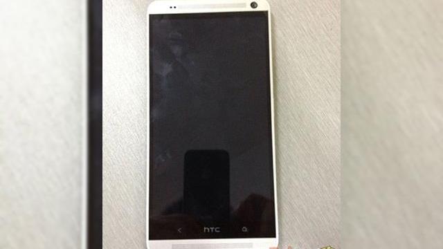 <b>HTC One Max fotografiat pentru prima oară: phablet cu ecran de 5.9 inch</b>Două terminale HTC sunt pe lista de zvonuri de prea multă vreme, fără a se materializa până acum. Ambele sunt phableturi și e vorba despre HTC T6 și HTC One Max, acesta din urmă fiind în sfârșit fotografiat, după cum se vede mai jos. ...