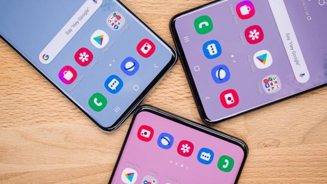 <b>Samsung Galaxy S20 şi Note 20 sunt actualizate la One UI 4.0 şi Android 12</b>La fix o săptămână după problemele lui One UI 4.0 pe seria Galaxy S21 cu Google Play, care au dus la suspendarea actualizării, acum aflăm că noul release a ajuns şi pe generaţia de flagshipuri din 2020. Samsung Galaxy S20 