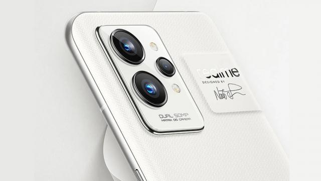 <b>Lansarea lui realme GT 2 Pro se apropie! Aflăm cât va costa noul flagship premium pregătit de către companie</b>În toamna acestui an aflam că realme pregătește o nouă serie de telefoane, fiind gata să intre pe piața modelelor premium high-end. E vorba despre lineup-ul realme GT2, cel ce va debuta pe 4 ianuarie 2022 în China. Se pare că modelul realme GT2 Pro