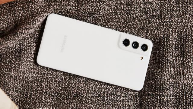<b>Turul Magazinelor #1039: iPhone 12 sub 3500 de lei, Galaxy S21 FE 5G la precomandă cu căşti cadou, TV 4K ieftin</b>A doua zi de lucru din această săptămână e de fapt... prima pentru unii, în vreme ce alţii rămân în concediu până pe 10 ianuarie. Cert e ca la ora la care citiţi aceste rânduri e gata muncă, fie pe motiv de concediu său program terminat şi vă puteţi
