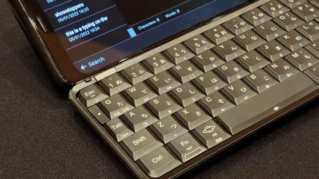 <b>CES 2022: Nokia Communicator s-a reîncarnat în Planet Astro Slide 5G, cu tastatură glisantă fizică, CPU MediaTek</b>Nostalgia după Nokia Communicator nu va dispărea prea curând şi azi vedem acel tip de telefon cu tastatură fizică reîncarnat într-un dispozitiv numit Planet Astro Slide 5G. El a fost prezentat ca prototip la CES 2022 şi pozele hands