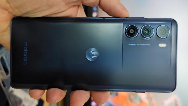 <b>Motorola Moto G200 5G: Design masiv, cu personalitate</b>Motorola Moto G200 5G este un telefon cu ecran mare, un terminal masiv, dar nu se duce până la cifrele unui iPhone cu Max în nume sau telefon de gaming. Cântăreşte 202 grame şi are o talie de 8.9 mm. În general Motorola nu şi-a asumat mari riscuri