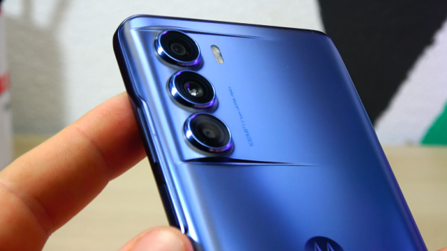 <b>Motorola Moto G200 5G: Camera de 108 megapixeli e vedetă, dar per total ansamblul e inconstant</b>Motorola Moto G200 5G are CPU de flagship de gaming, dar camera... e împrumutată de la un Lite, mai precis de la Motorola Edge 20 Lite (cu mici modificări). E vorba despre o cameră triplă cu un senzor principal de 108 MP, cu deschidere F/1.9 şi PDAF