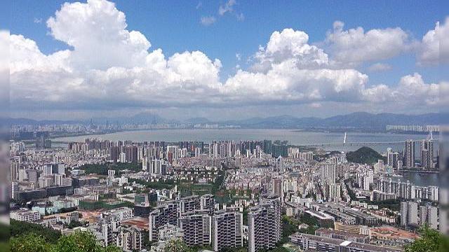 <b>Oppo postează două teasere pentru doua noi smartphone-uri: unul ultrasubtire și altul cu camera impresionantă</b>Oppo are planuri mari pentru 2013, iar ele includ printre altele și un cameraphone și un handset flagship cu ecran Full HD. Mai jos vedeți o imagine postată de compania chineză pe Instagram, iar ea poate avea legătură cu cameraphone-ul despre care...