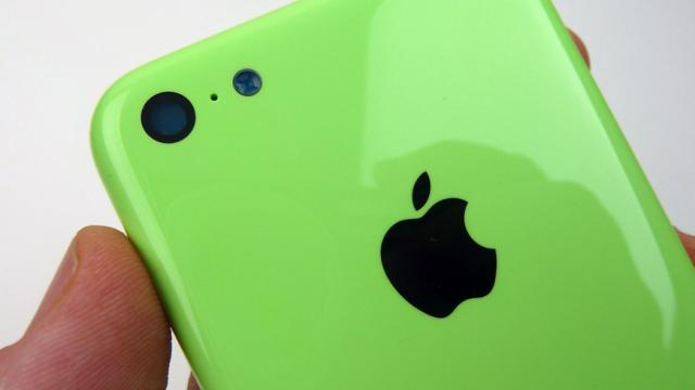 <b>iPhone 5C fotografiat din nou, imagini de calitate și mai bună acum!</b>știm deja întreaga poveste cu iPhone 5C: acel iPhone de buget care va cuceri piață, va fi disponibil în multiple culori, iar particula "C" din numele său e asociată cu "colors". Azi nu avem informații noi despre handset, ci doar câteva fotografii...