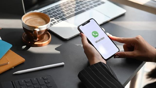 <b>Transferul conversațiilor WhatsApp între Android și iOS va fi disponibil curând pentru toate telefoanele</b>Printre noutățile finalului de an 2021 s-a numărat și funcționalitatea WhatsApp de transfer al conversațiilor dintre Android și iOS, ceva care până anterior nu era posibil. Prioritate la această 