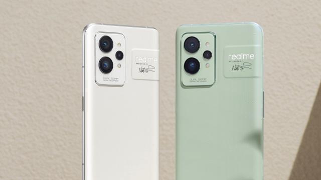<b>Debutul internațional al smartphone-ului realme GT2 Pro se apropie; Telefonul și-a făcut apariția în Google Play Console</b>La începutul acestei luni debuta oficial seria de telefoane realme GT2 în China. După cum era de așteptat, compania va aduce acest nou lineup la nivel internațional. Azi aflăm că se fac pași în această direcție, varianta GT2 Pro făcându-și recent 