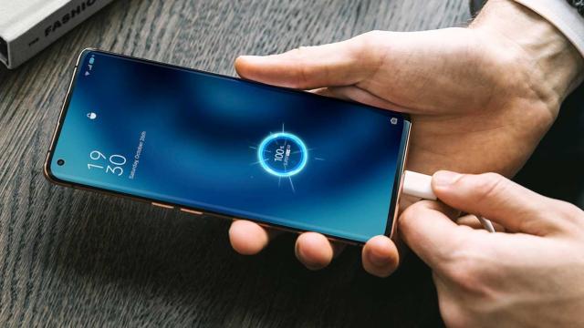 <b>Un încărcător OPPO de 160W a primit certificarea 3C; Ar putea debuta în a doua jumătate a acestui an</b>Companiile, în special cele din China, vin cu tot felul de tehnologii de încărcare, care mai de care. Am văzut în trecut soluția HyperCharge de la Xiaomi, de exemplu, sub formă de prototip, capabilă să alimenteze terminale în doar 5 minute cu o putere