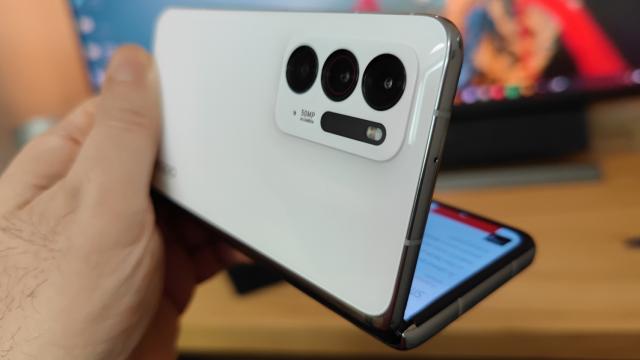 <b>OPPO Find N: Design de generaţie 3.0 sau 4.0, deşi e abia primul pliabil OPPO</b>Piaţa pliabilelor nu are prea multă varietate la capitolul format în acest moment. Ai de ales între telefon pliabil cu clapeta, telefoanele care se deschid ca o carte, precum Galaxy Z Fold-urile şi abordarea Huawei cu Mate X, cu ecranul care pliază